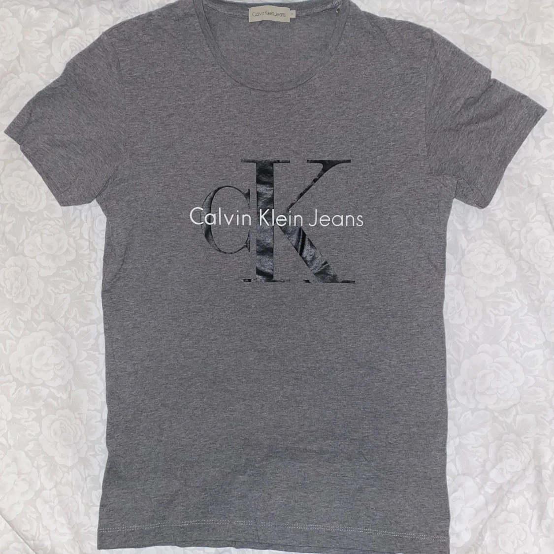 Grå t-shirt från Calvin Klein Jeans