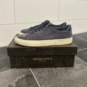 Sneaky Steve Skor - Säljer ett par Sneaky Steve skor i bra skick. Riktigt snygga. Originalpris 1599 kr. Storlek 43  Priset kan diskuteras vid snabb affär, bara att höra av dig om du har några frågor!