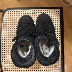 Inuikii skor - Superfina Inuikii boots. Använda men bra skick. Defekter syns på bilderna. Ett fäste har lossnat men inget som stör användningen. Storlek 38. Nypris ca 3500kr