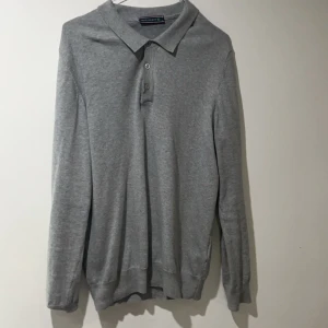 Grå pikétröja från Felix Hardy - Snygg grå pikétröja från Felix Hardy i storlek S. Tröjan har långa ärmar och en klassisk krage med knappar framtill. Perfekt för en stilren look. Nypris 699kr. Knappt använd
