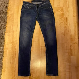 Dondup George - Hej! Säljer nu mina stilrena Dondup jeans då dom ej kommer till någon användning längre. Mycket fint skick på dem. Storlek-W30. Mitt pris-599. Fraktar spårbart via PostNord/Instabox🙂