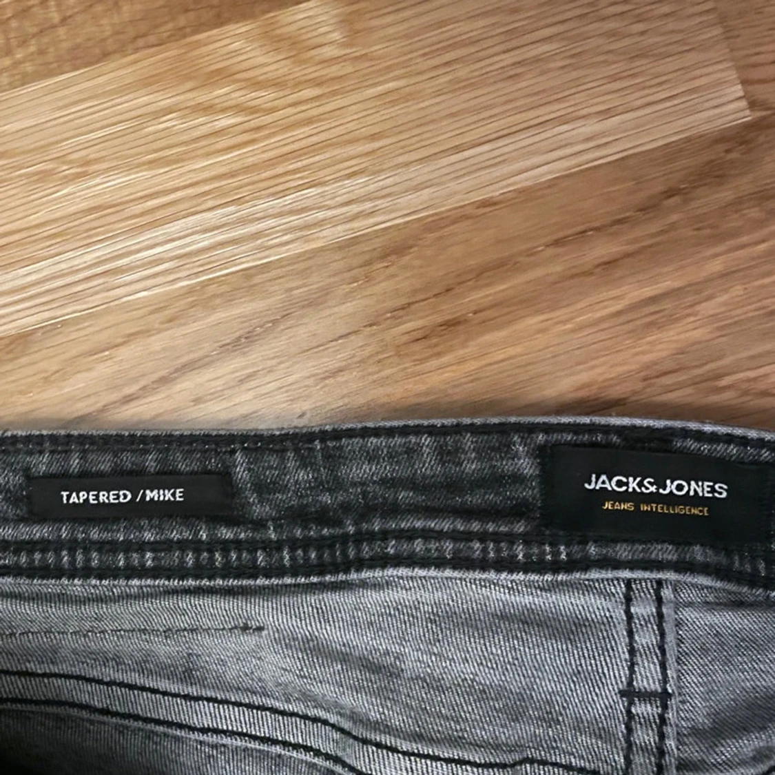 Grå jeansbyxor från Jack and Jones  - 93