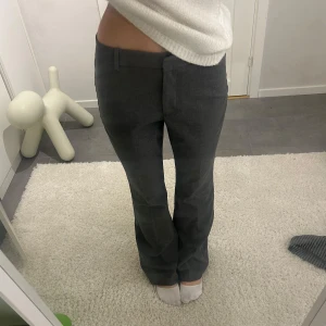 Grå kostymbyxor - Snygga grå kostymbyxor med bootcut. De är högmidjade och väldigt långa. 💗Midjemått är ca 76 cm och innerbenslängd är ca 82 cm💗
