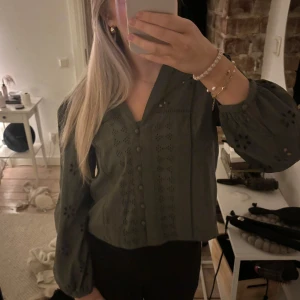 Grön blus från zara - jättefin blus från zara, aldrig använd men har tagit av lappen ❤️ köpt för nån månad sen