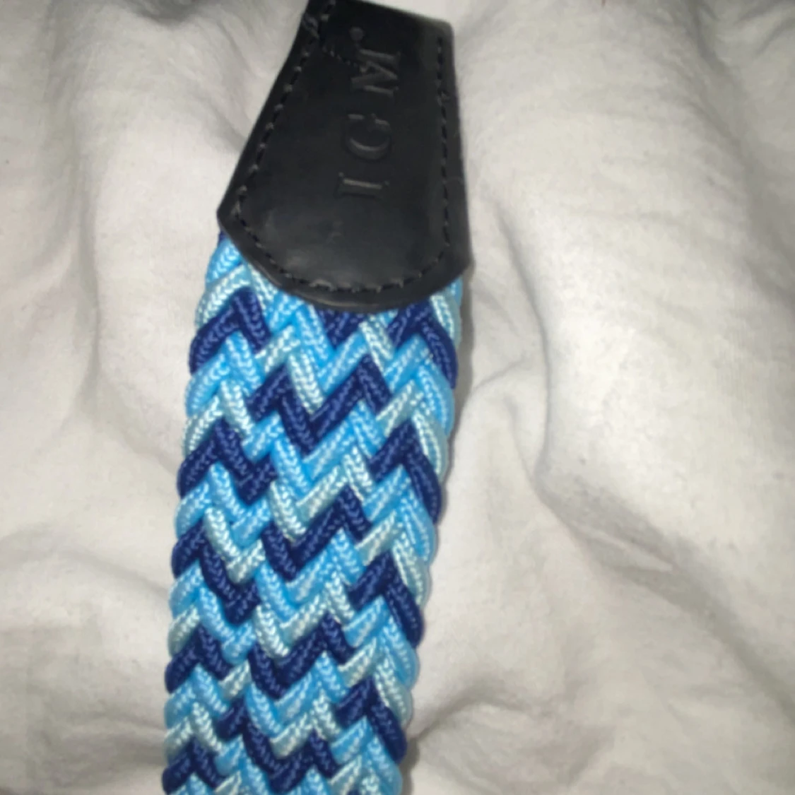 Flätat bälte i blå nyanser 110 cm långt - 91