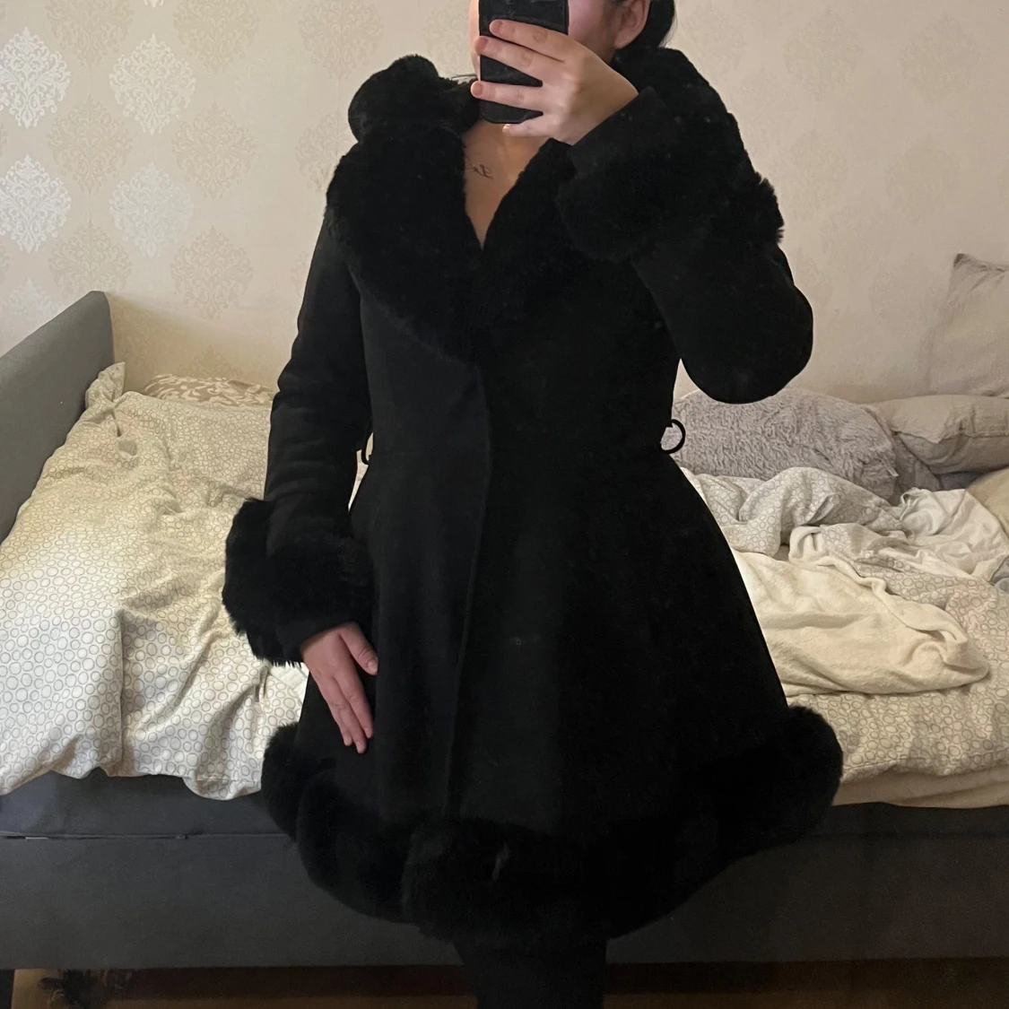 Svart kappa med pälsdetaljer - 90
