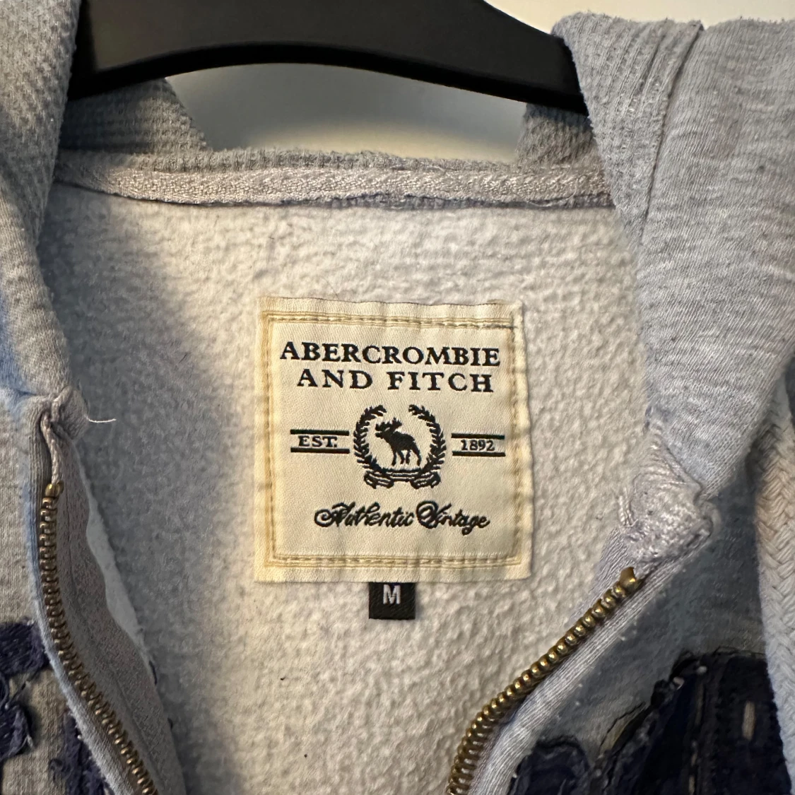 Grå hoodie från Abercrombie & Fitch - 91