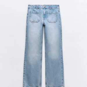 Ljusblå jeans med raka ben - Säljer dessa populära slutsålda ljusblå jeansen med raka ben och midwaist. Det är fickor både fram och bak och passar perfekt med en stickad tröja 💞jag är 167 cm