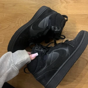 Svarta fluffiga Nike skor - Säljer mina svarta Nike skor perfekta till vintern eftersom de är fluffiga på insidan som Uggs!❤️Använda endast 1 gång, säljer pga fel storlek! 😇Strl. 40 men passar även 38-39, nypris 1000kr 