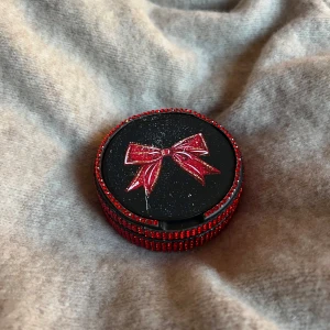 Svart förvarings dosa med valfri design  - Rosett dosan✨Perfekt för att förvara småsaker eller som en dekorativ detalj. 