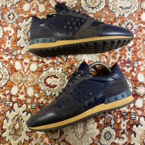 Valentino Rockrunners  - Hej! Säljer nu mina skor från märket Valentino , storlek 40,  bra skick bara att två nitar saknas , tveka inte på att höra av dig om du har frågor eller funderingar kring skorna!
