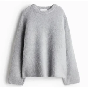 Grå stickad tröja - Helt ny från H&M i storlek S. Slutsåld och efterfrågad. Mohair/wool blend, super varm och bra kvalite.