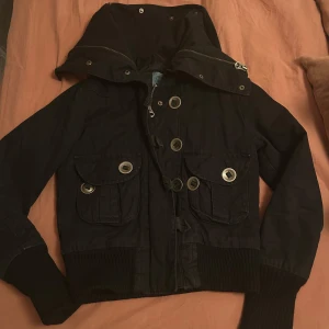Svart jacka med huva - Super snygg svart jacka med avtagbar huva men även coola och unika detaljer!!💕