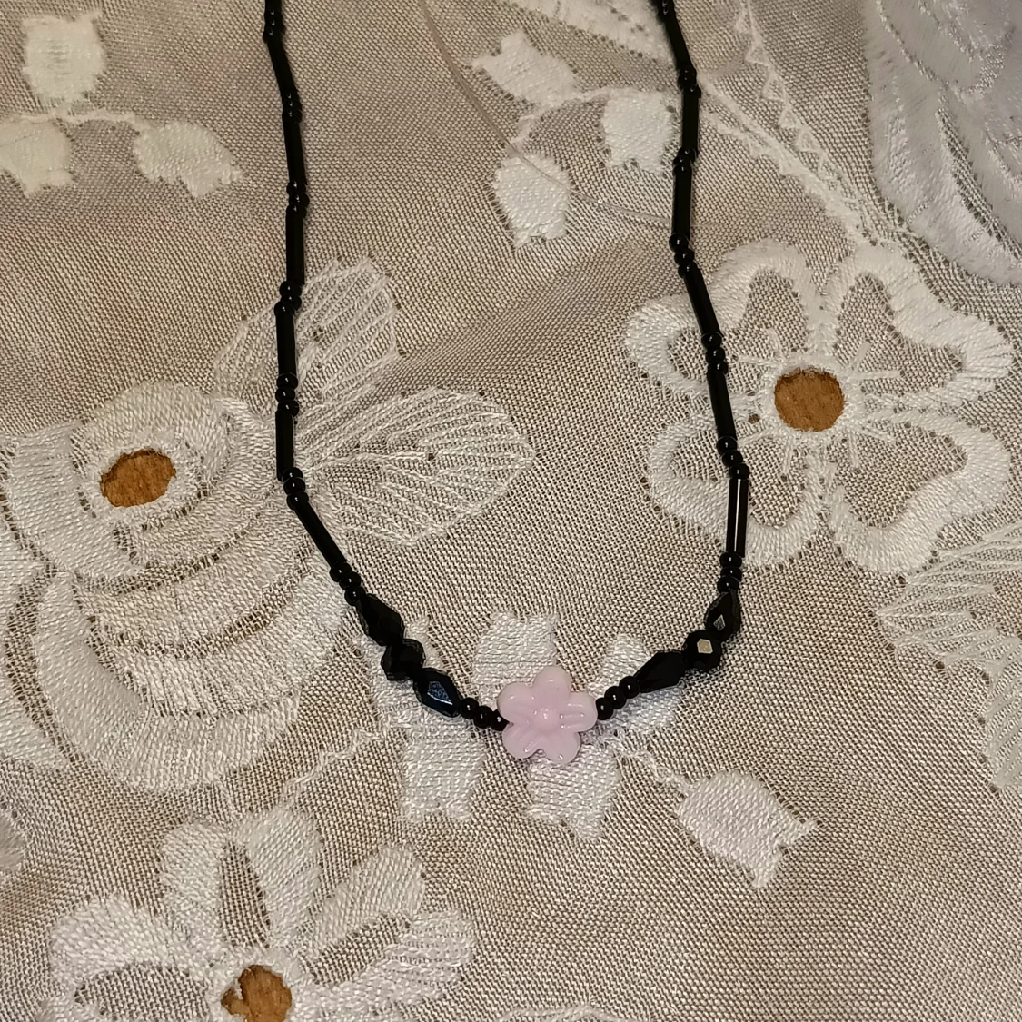 Svart halsband med rosa blomma - 91