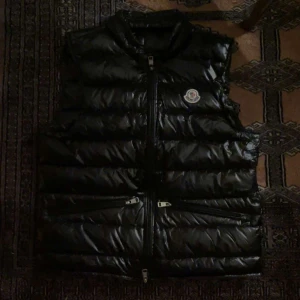 Moncler GUI väst  - Stilren Moncler GUI väst med NFC så den går att skanna, Passar in helt nu under vintern tiden och bästa presenten inför julen som en dunder present. Säljer den på grund av den inte passade mig, OBS har bara testat den så den är helt ny och oanvänd! (Pris går att diskutera)