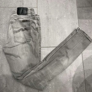 Nudie Jeans W29 L30 - Tja, säljer nu ett par nudie jeans i använt men gott skick, storlek W29L30, tveka inte på att höra av dig, priset är ej hugget i sten// mvh