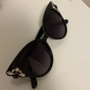 Cat eye solglasögon! - Cat eye solglasögon med dekorativa stenar. Köpta för 600kr 🩷Använda men helt utan defekter.