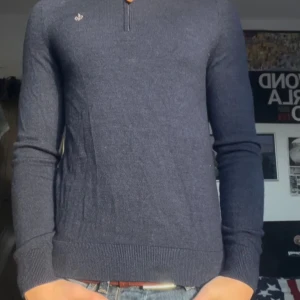 Mörkblå halfzip från Morris - Säljer en stilren mörkblå tröja från Morris i 100% merinoull. Tröjan har en dragkedja vid halsen och en liten broderad logotyp på bröstet. Perfekt för kyligare dagar. hör av er vid frågor eller intresse. Pris kan diskuteras