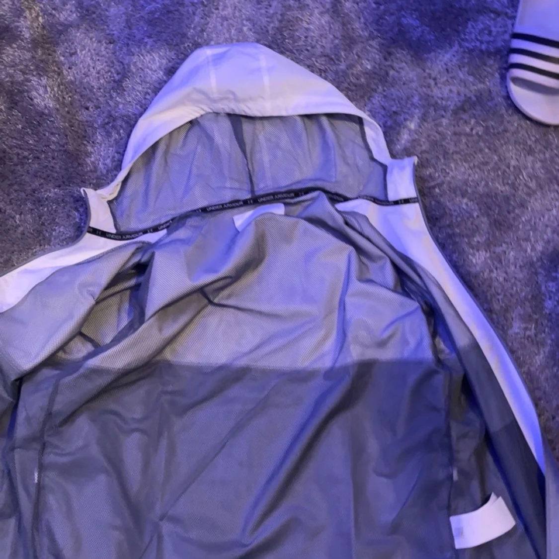 Vit och grå vindjacka från Under Armour - 90