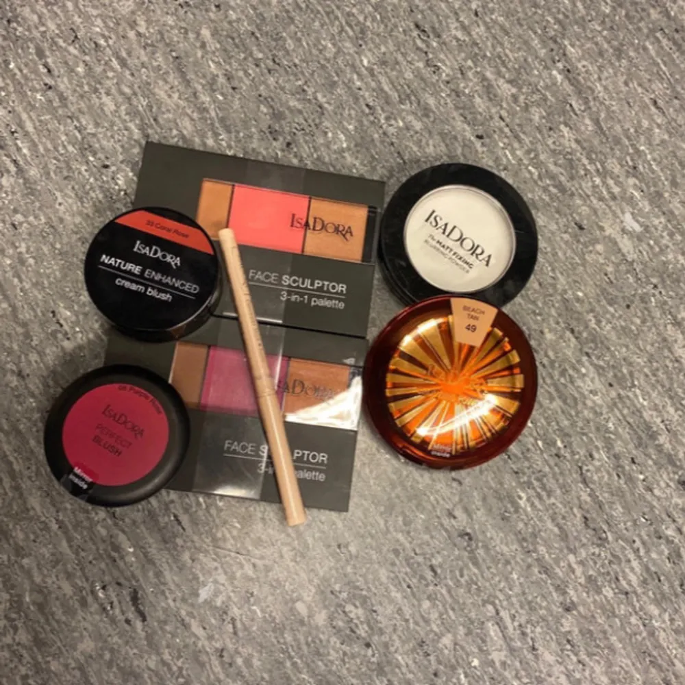 Säljer dom här. Alla för 700kr eller en för 90kr. Ett sminkset från IsaDora med Face Sculptor 3-i-1 paletter i nyanserna 'Cool Pink' och 'Bronze Plum', Nature Enhanced Cream Blush, Perfect Blush i en rosa ton, ett solpuder och en ögonpenna. Perfekt för att skapa en komplett look.. Beauty.
