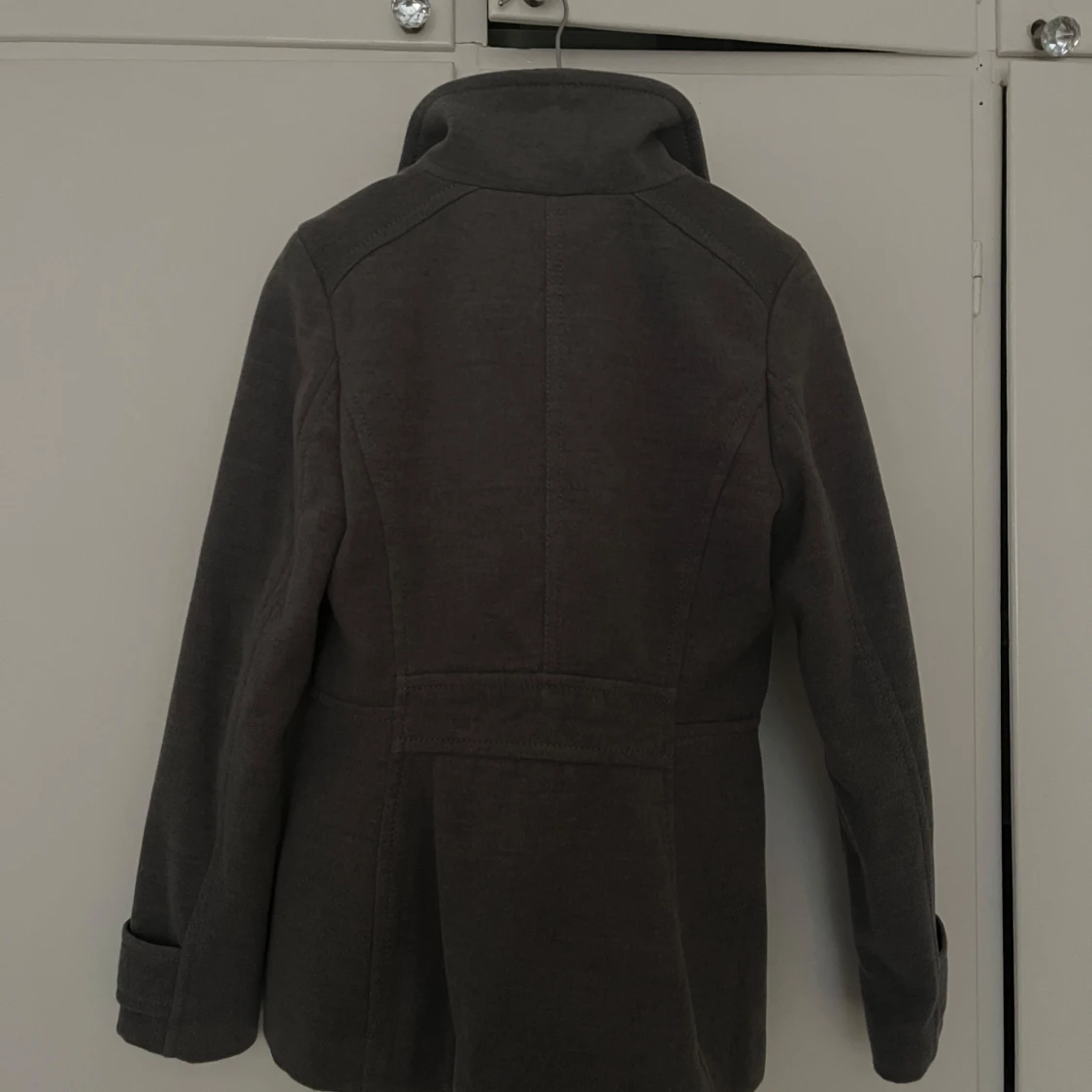 Grå kappa med knappar - 90