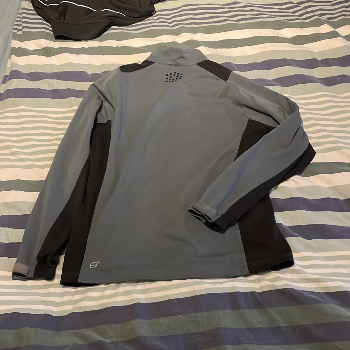 Grå tröja med dragkedja från Puma - 90