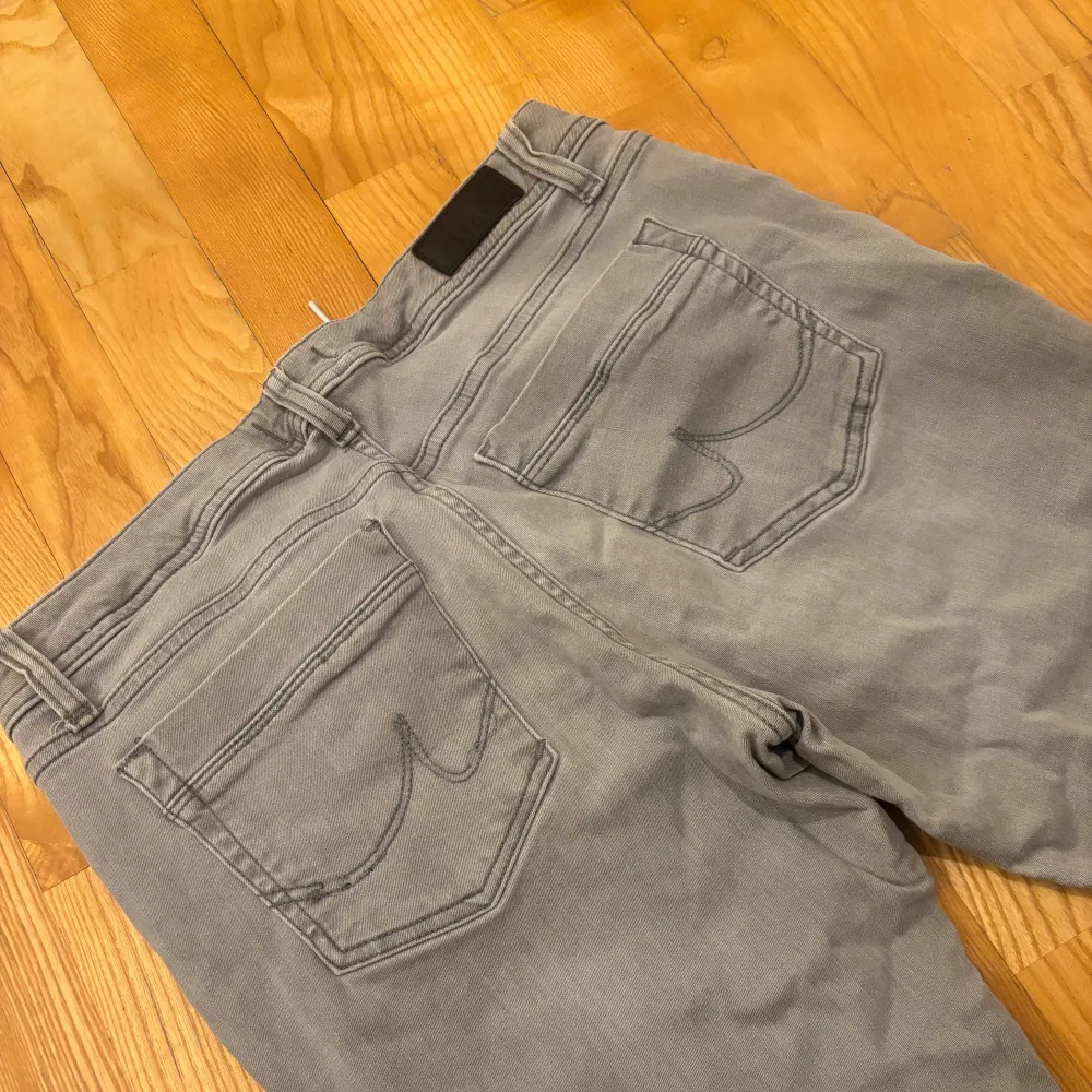 Snygga grå bootcut jeans från LTB! Säljer då de tyvärr var förstora, insytt snöre (se sista bilden) så midjan går att justera, men inget som syns💗stl w32 l30. Farkut & Housut.