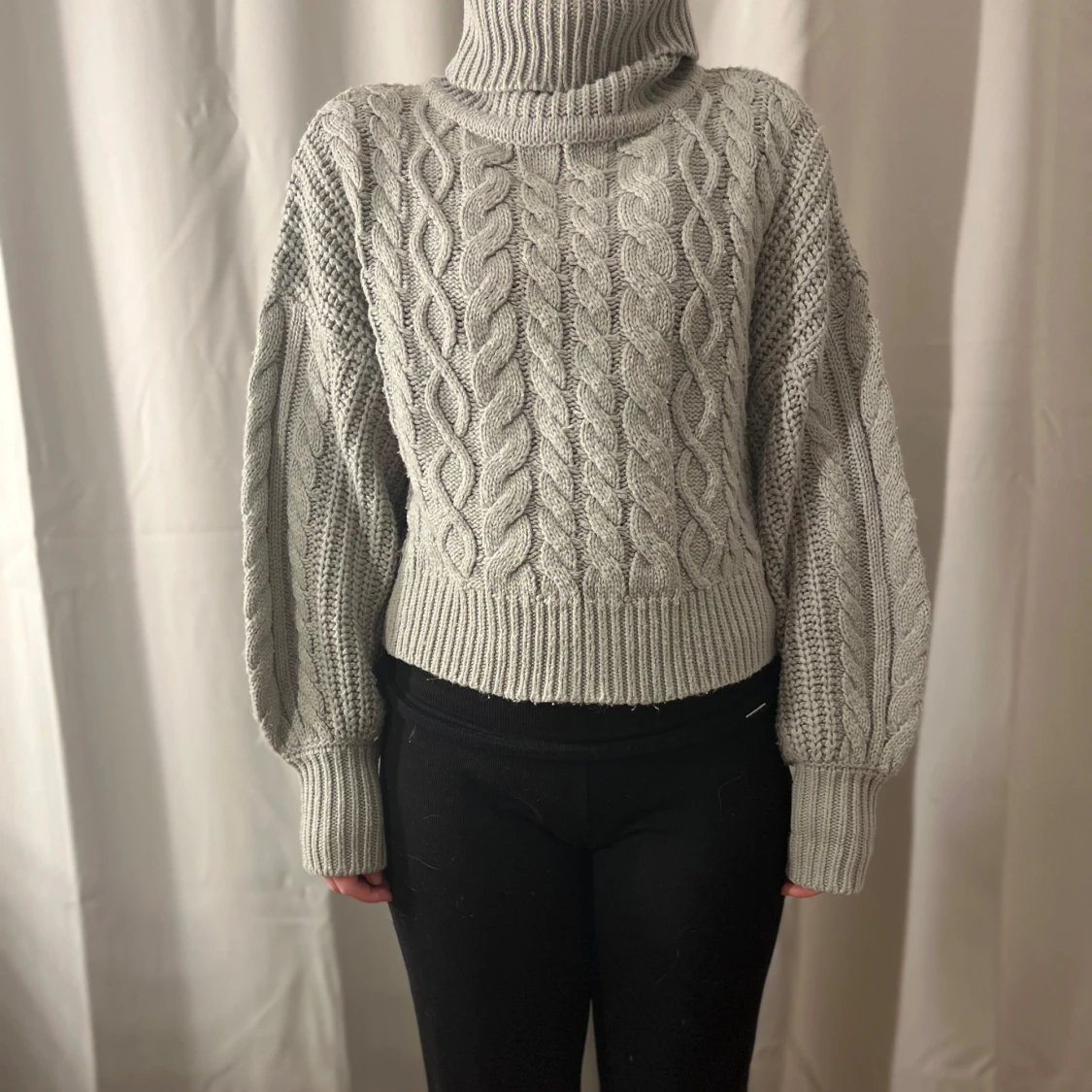 Grå stickad polotröja från Madlady