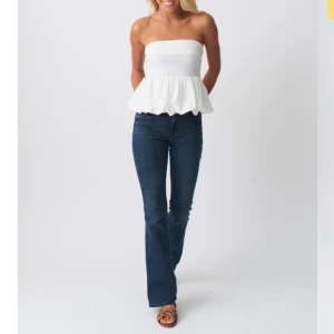 Bootcut jeans  - Mörkblå lowaist bootcut jeans från GinaTricot. Aldrig andvönda och prislappen sitter kvar. Skriv för mått och bilder. Priset kan diskuteras❤️