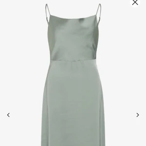 Sage grön balklänning 💞 - Oanvänd elegant grön axelbandslös klänning från Vila i ett mjukt och glansigt material. Perfekt för speciella tillfällen med sin stilrena design och långa längd.