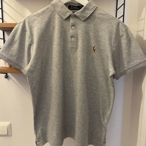 Polo Ralph Lauren Pike  - Pike från Polo Ralph Lauren i nyskick! Finns inget att anmärka på. Storlek M men liten som en S. 