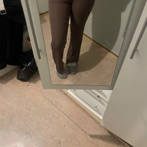 Bruna byxor - Snygga bruna byxor med en tight passform. Perfekta för en stilren look.