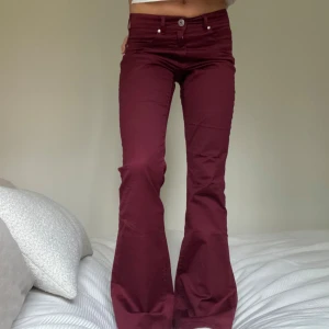 Vinröda jeans! - Supercoola vinröda jeans från BestConnections! Midjemått: 73cm. Innerbenslängd: 83cm. Total längd: 107 ❤️❤️