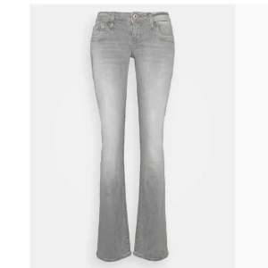 Ljusgrå ltb jeans  - Säljer dessa populära ljusgrå ltb jeans i modellen valerie,  bra skick! Har klippt innanför för att kunna spänna i midjan, men det är absolut inget som syns när de är på🥰🥰 priset kan diskuteras!!