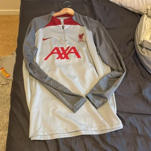 Liverpool tröja  - Säljer denna tröja, köpt på unisport för cirka 1 år sen. Bra skick. 