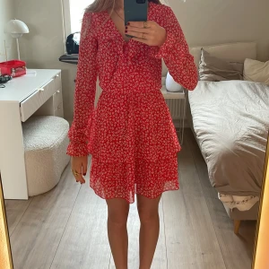 Röd klänning - Röd klänning med vita blommor❤️ använd fåtal gånger❤️