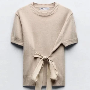 Beige stickad tröja från Zara - Säljer denna super fina slutsålda toppen ifrån Zara! Fint skick!💞💞
