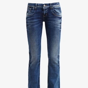 ltb jeans valerie!! Xs/xxs - säljer mina lågmidjade ltb jeans mörkblåa(blue addicted) valerie!! innebenslängd≈70 cm och midjemått(tvärs över)≈35 cm🥰🥰ny pris 699kr, kontakata för frågor eller bilder!!! har inga hål eller slitningar! pris kan diskuteras ❤️