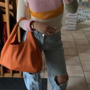 Orange handväska nakd - Säljer denna orangea ska från band då den inte kommer till andvänskng längre, fint skick köpt för 500🧡skriv för fler bilder 