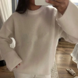 Vit stickad tröja - Säljer denna populära tröja i mohairmix från hm. Endast använd ett fåtal gånger 💕💕
