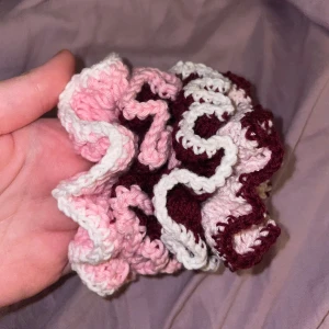 Handgjorda virkade scrunchies  - Säljer handgjorde virkade scrunchies i olika färger! De är i rosa, vinrött och vitt med en vågig design. Perfekt julklapp! Kan göra andra färger efter önskemål:)                              1 för 60kr 2 för 100kr 3 för 120kr.                           Virkningstid: ca 2 timmar:)