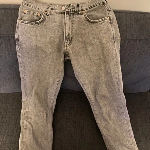 Grå jeans från Woodbird - Snygga grå jeans från Woodbird med en klassisk femficksdesign. De har en normal passform och är i storleken 30/32