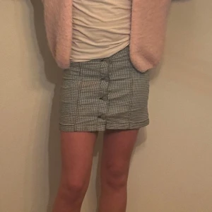  Jeans kjol  - Snygg rutig kortkjol med knappar framtill. Jag står inte för frakt. 