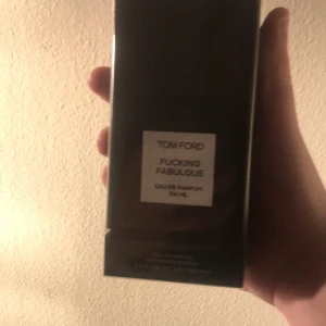 Tom Ford Fucking Fabulous Eau de Parfum - Säljer en exklusiv Tom Ford Fucking Fabulous Eau de Parfum. Flaskan är elegant och stilren i svart med vit etikett. Perfekt för den som vill ha en lyxig och unik doftupplevelse.