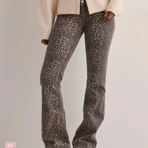 Leopardjeans - Helt nya från Nelly, passar tyvärr inte mig 🩷innerben 84cm. Köpta för 699!