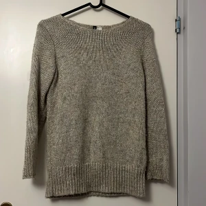 Stickad tröja från Divided by H&M - Mysig stickad tröja från Divided by H&M. Perfekt för kyliga dagar med sin mjuka och bekväma passform. Tröjan har långa ärmar och en rund halsringning.
