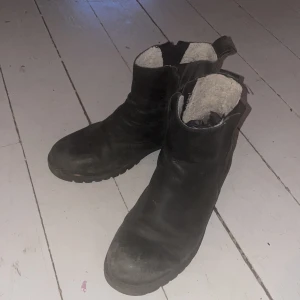 Svarta ridskor från Roots - Säljer ett par svarta boots från Roots med fodrad insida. Perfekta för kyligare väder med sin robusta sula och bekväma passform. Dom kommer i ett skick som att dom är nya. Dom har använts 3-4 gånger men sen märkte vi att dom var försmå.
