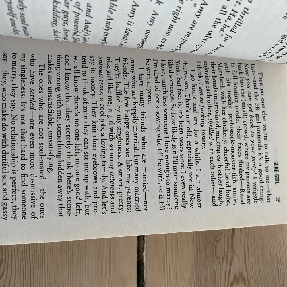 Boken 'Gone Girl' av Gillian Flynn är en internationell bästsäljare. Den är känd för sin skarpa och överraskande intrig, och har hyllats av kritiker för sin spänning och djup. Perfekt för dig som älskar psykologiska thrillers.. Böcker.