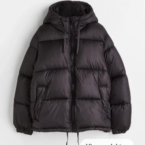 H&m pufferjacka - Jättsnygg svart pufferjacka från h&m slutsåld på hemsidan i de flesta storlekar. Använd 2 ggr så som ny❤️nypris 550