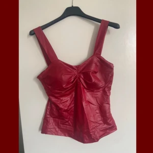 RÖD SKINNTOPP  - Röd topp i skinn/lack från märket Miso. Storlek S, passar S/M. Perfekt nu till jul och nyår!! Hör av er vid frågor! 
